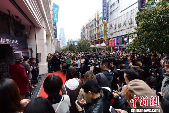 3月31日，艺人刘维“踢馆”上海惊魂密境获封“首席惊笑官”。　申海 摄