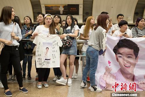 资料图：一名韩国艺人的“粉丝”在北京首都国际机场接机。/p中新社记者 刘关关 摄