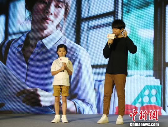 4月16日，北京电影节举办期间，台湾电影推介会上集中呈现四部精彩好片。图为《嗨！神兽》导演池家庆(右)、演员白润音(左)。(完) 主办方供图 摄