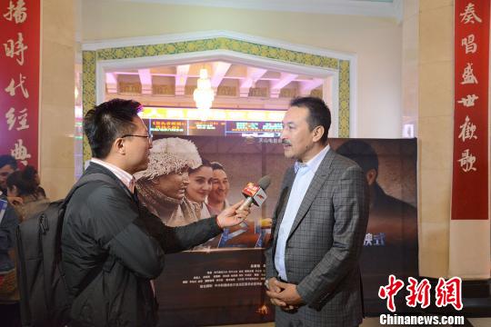 4月26日，导演阿不都克力木·阿不力孜在首映式现场接受采访。　勉征 摄