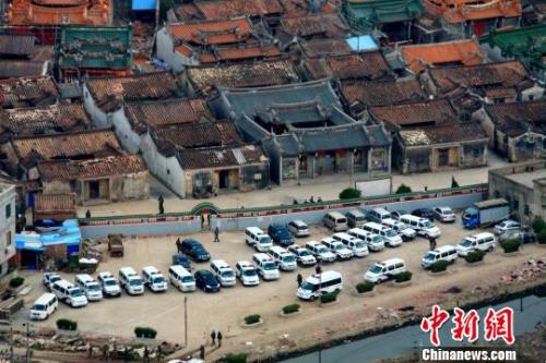 资料图：广东警方“雷霆扫毒”对汕尾陆丰市博社村进行清剿 警方供图