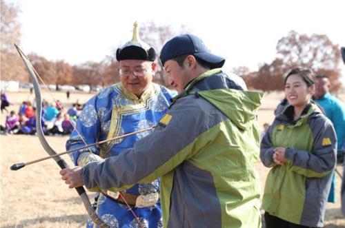 电影频道《脱贫攻坚战星光行动》吴京为科右中旗马业出招